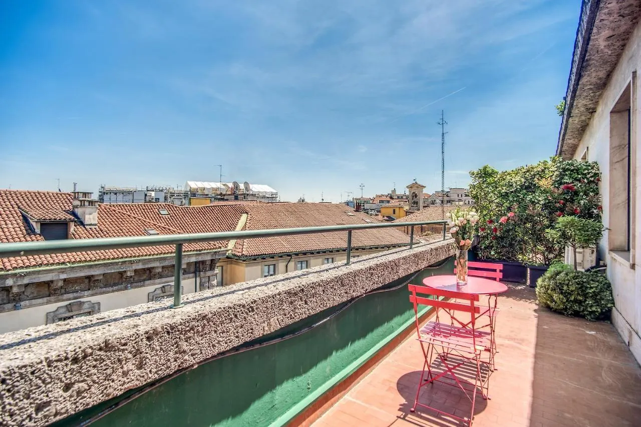 Milhouse Suites Duomo Милан Отель