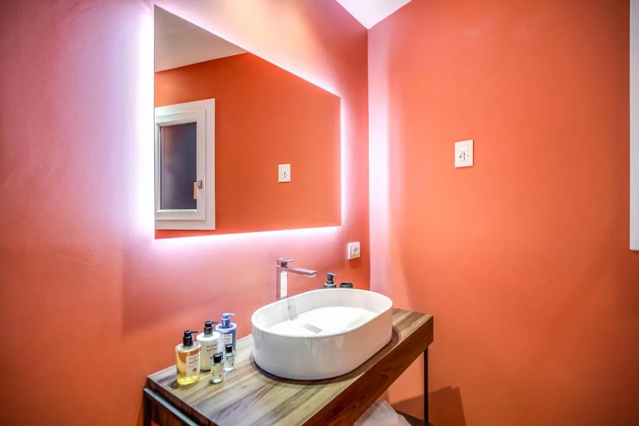 Отель Milhouse Suites Duomo Милан
